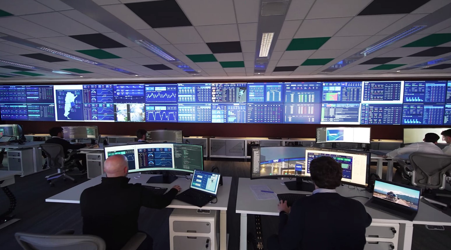 YPF inaugura el primer centro de inteligencia comercial en tiempo real ...