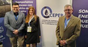 La presidenta de CEPERA, Bárbara Camilletti, acompañada por el vicepresidente, Andrés Villarruel, y el tesorero, Daniel Wieczorek.