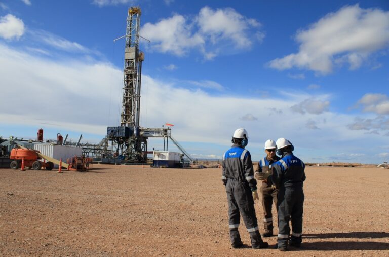 YPF logró un nuevo récord de producción propia de petróleo - Ser Industria