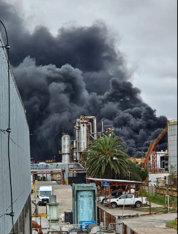 Incendio controlado en la refinería de YPF en Ensenada